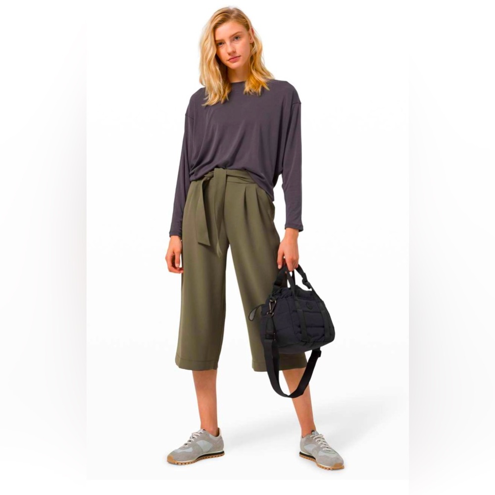 NWT Lululemon Noir Crop Pant - Size 8 - Sage Grey